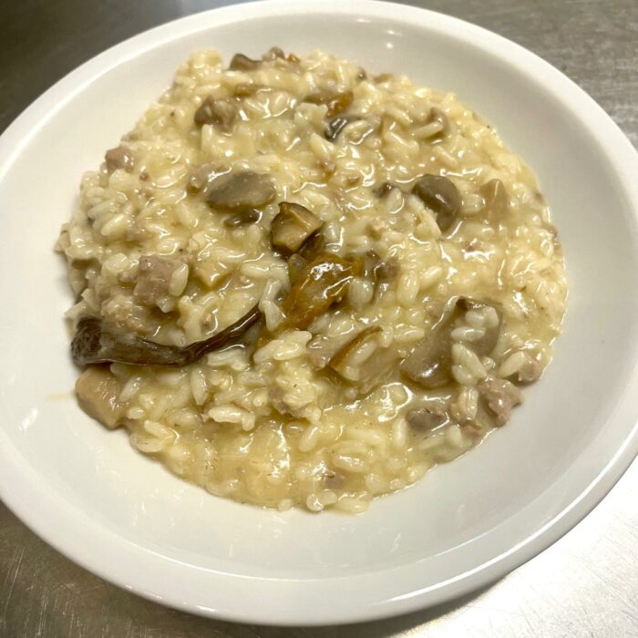 Risotto con funghi porcini e salsiccia